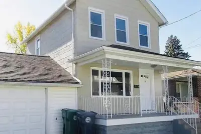 Image de Home away home \nCozy 3bedroom + Den house with WiFi, Ac parking @ Niagara Falls