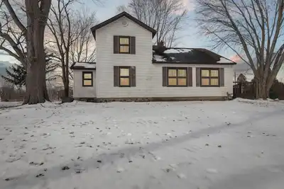 Image de Cozy 2. 5 Acres Farmhouse in Battle Creek whit hot tub