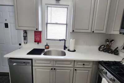 Image de Remodeled 1-bedroom house in Warwick near beaches. Centrally located