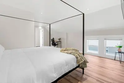 Image de Spacious 4-bedrooms with 3 full showers, comfortable living room and dining