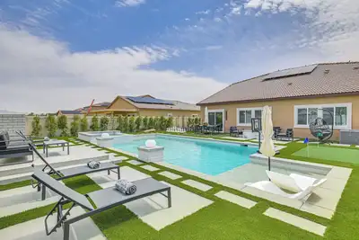 Image de 4 Mi to Coachella: Desert Gem w/ Game Room!