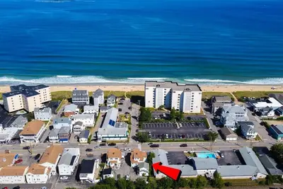 Image de 40c. Cozy one bedroom unit steps from the beach!