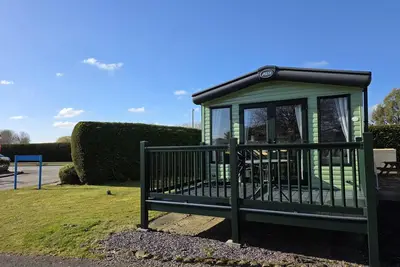 Image de Lovely 8 berth caravan with front decking at Southview, Skegness ref 33025s