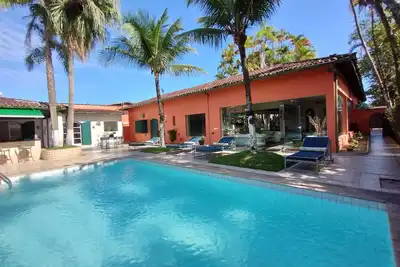 Image de Spacious 5-bedroom house in charming Jardim Virginia Guarujá with WiFi, Ac