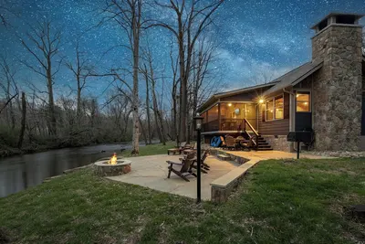 Image de Creekside + Swim step & Floats | Fire Pit & Hot Tub