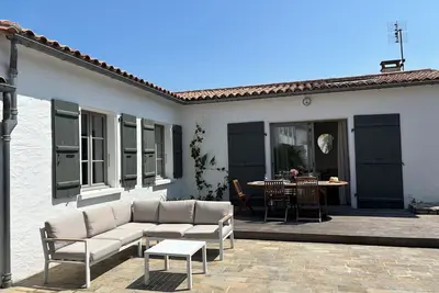 Image de Maison cœur de village \n450 m de la plage\nGrande cour ensoleillée Parking