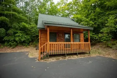 Image de Cabin 2332 - Small Log Cabin inside Private Resort