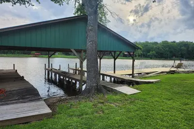 Image de Fishing Cabin Charming 2-bedroom house in wonderful Fort Towson with WiFi, Ac.
