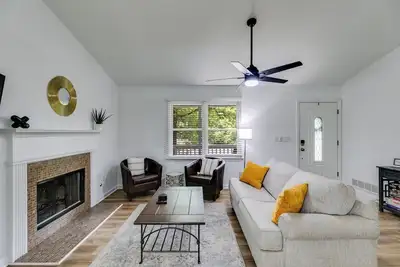 Image de Tranquil Retreat with Firepit. Pet-Friendly!