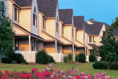 Image de Spacious W'burg 4bdr/4ba townhome lockout for 12, near attractions. Great value.