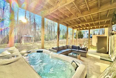 Image de Modern Mountain Chalet - Hot Tub, Free WiFi, Ample Parking, Indoor/Outdoor Games