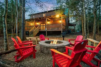 Image de Soak in the Hot Tub, Read Fireside, Roast Marshmallows & Play Arcade Games - Beyond the Pines