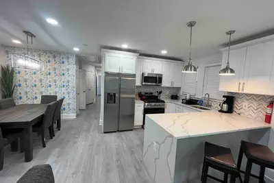 Image de Bungalow Way-Close to all w/ Pool Table and Games