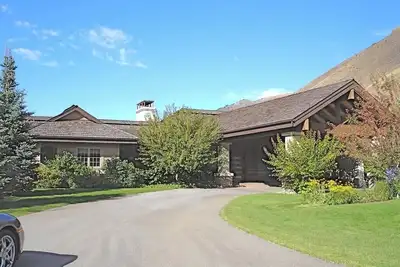 Image de Spacious 6-bedroom luxury lodge-like Gimlet estate in world renowned Sun Valley.