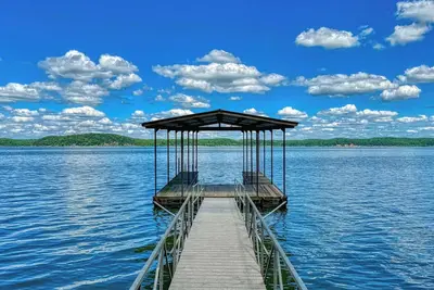 Image de Stunning lakefront home with private dock, screened in porch and firepit