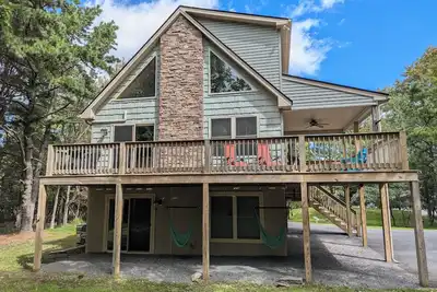 Image de Cozy Group Getaway / King Beds + 1 Pm Check-in & Check-out / The Little Lodge