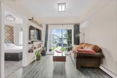 Image de A beautiful, cozy and unique show home apartment