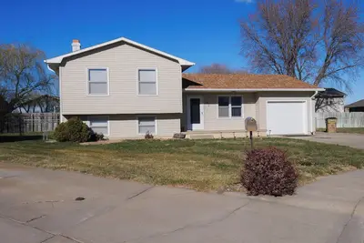 Image de Spacious 4-Bedroom Home in Prime Central Location