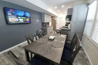 Image de Neat Retreat-Comfortable and Cozy 2 Br, Close to all!