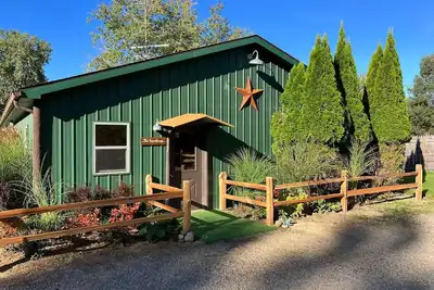Image de Fennville Michigan Farmhouse, Charming, Dog-Friendly 2-bedroom in Fennville with Wi-Fi, Hot Tub, A/C