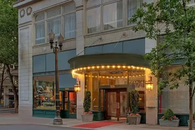 Image de Rare Find! Three Spacious Units, Pet-friendly Property! Near Portland Art Museum