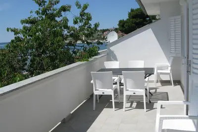 Image de Appartement de deux chambres avec la terrasse et la vue sur le mer Barbat, Rab (A-24217-a)