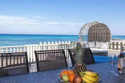 Image de Zen Beachfront Apartment