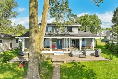 Image de Blue Water Haven, 3 Bedroom Serene Lakefront Home