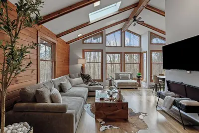 Image de Bruno's Retreat~ Sauna~Hot Tub~Gameroom~Firepit