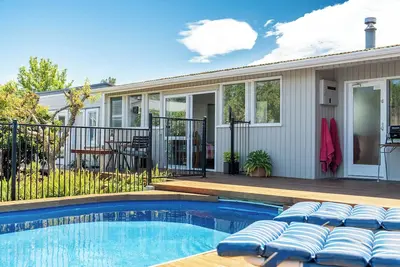 Image de Cosy Studio with Pool, Fire & Quirky Past – Your base to explore Tasman & Nelson