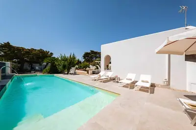 Villa with pool 100 meters from the beach