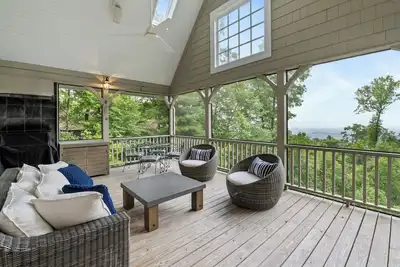 Image de Sevenoaks Cottage | Luxury Home With Screened Porch & Beautiful Views