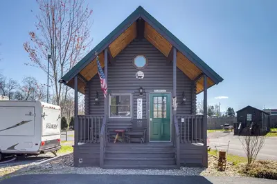 Image de Fire Pit + Pool Access: Cozy Cabin in Sevierville!