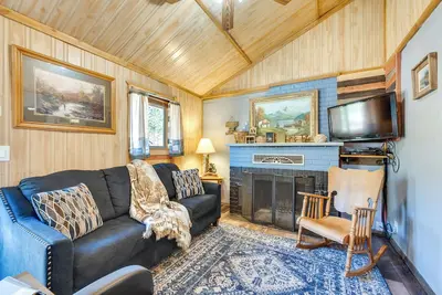 Image de 4 Mi to Estes Park: Riverfront Cabin w/ Grill!