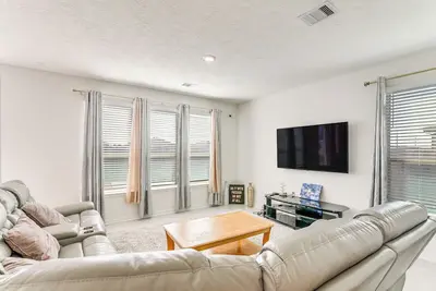 Image de 11 Mi to Beach: La Marque Home w/ Patio!