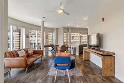 Image de CozySuites - Penrose on Mass w/ pool & parking #3