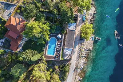 Image de Dream property right on the water