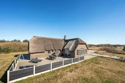 Image de Large 16-person holiday home with pool, hot tub and sauna.