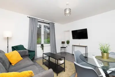 Image de Discover comfort at our 2-bedroom home in Dunfermline, offering 3 beds for a relaxing stay