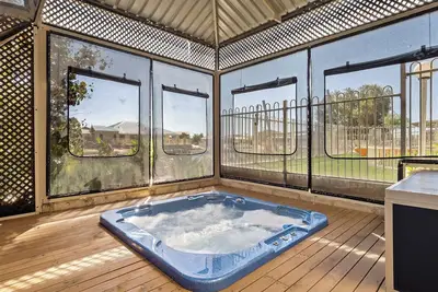 Image de Waterfront Retreat | Private Spa & Jetty | Family & Pet-Friendly Getaway