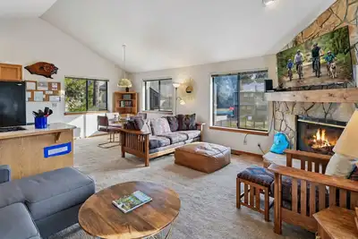 Image de 1 Fairway Village-Sunriver, Oregon: Outdoor Pool in Complex, Bbq, WiFi, Sharc Aquatics, Tubing Hill, Mt. Bachelor, Golf, Deschutes River, Tennis, Bike Paths