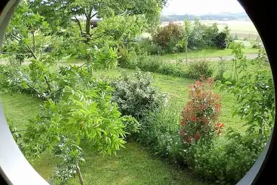 Image de Nuit insolite en roulotte, prestations hôtelières au milieu de la nature.
