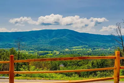 Image de Kiss The Moon- Beautiful Mtn View, Pool Table, Foosball, Arcade Game, & Fire-Pit