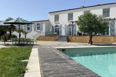 Image de Villa rénovée à Cholet avec piscine privée et vue sur le lac, idéale pour 15 personnes