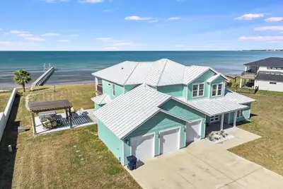 Image de This is your dream house! 2 acres, guest house, beach, pier, hottub and more!