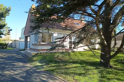 Image de Gîte chez \"Mamoune\" est situé juste à côté de la plage par le sentier.