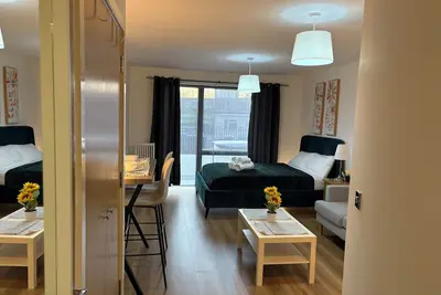 Studio flat at city center & steps away from broad st and Icc