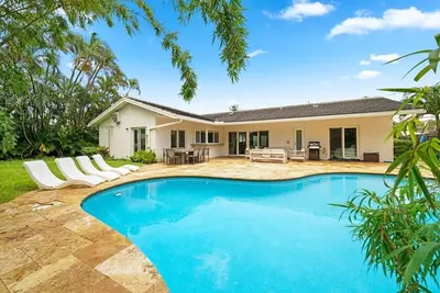 Image de ★★★★★ Sophisticated 3br Palm Villa with Private Heated Pool - 25 min to Fifa!
