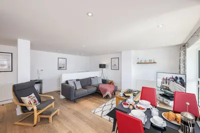 Image de 1 Ocean Gate is a beautifully bright and inviting one-bedroom apartment