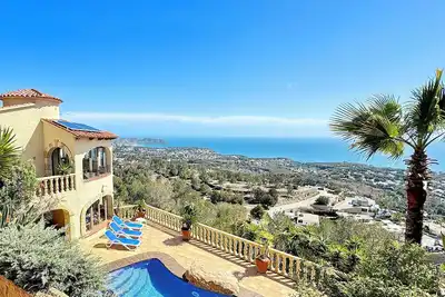 Elegant villa with panoramic sea views. Swimming pool, jacuzzi, Bbq.